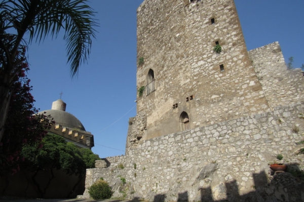 la-torre-longobarda-e-la-cupola-al-castello-fileminimizerA0ACBD8A-2340-8577-6A28-1B4374C70C19.jpg