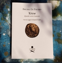 Perché la poesia è pensiero, perché non è filosofia.  Su Bruno Di Pietro: Ἐλέα.  Les fláneurs edizioni, Bari, 2024